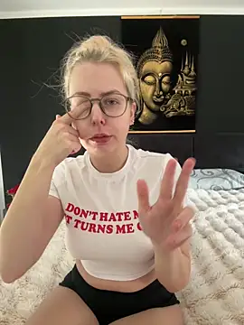 Livewithlucy online show from 03-10-26, 08:51