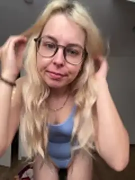 Snapshot of Livewithlucy chatting on 05-19-26, 08:43 Livewithlucy online show from 05-19-26, 08:43