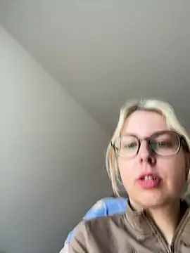 Snapshot of Livewithlucy chatting on 05-18-26, 01:38 Livewithlucy online show from 05-18-26, 01:38
