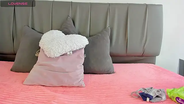 Snapshot of Cherllynn chatting on 10-11-25, 02:51 Cherllynn online show from 10-11-25, 02:51