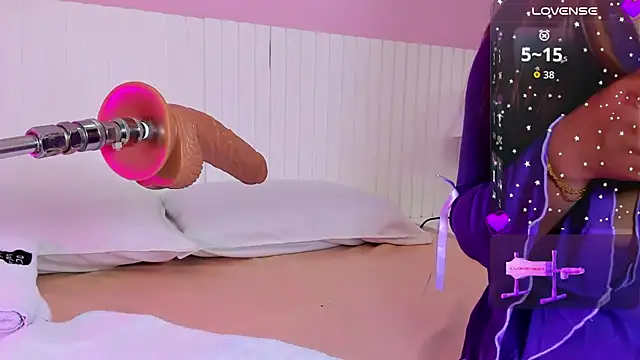 issie cute online show from 12-17-25, 08:14