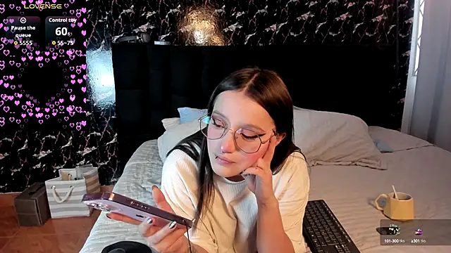 Snapshot of Elecktra_sweet chatting on 10-15-25, 07:55 Elecktra sweet online show from 10-15-25, 07:55