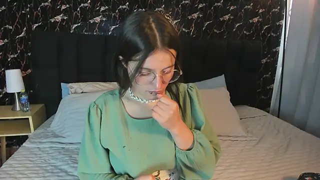 Snapshot of Elecktra_sweet chatting on 10-18-25, 08:00 Elecktra sweet online show from 10-18-25, 08:00