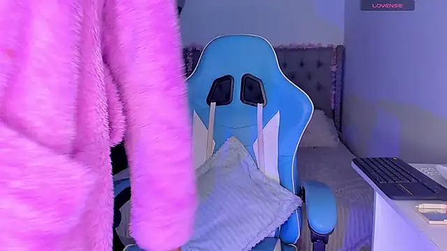 Snapshot of Violet_Rost chatting on 11-06-25, 01:48 Violet Rost online show from 11-06-25, 01:48