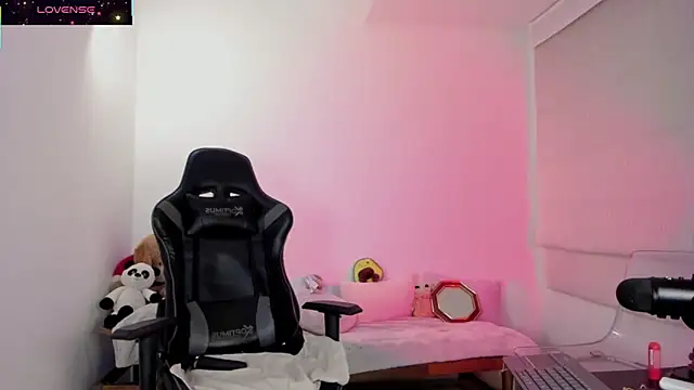 Biancastrongg online show from 11-30-25, 02:45