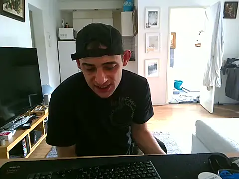 Snapshot of mihaimichael chatting on 05-31-26, 01:50 mihaimichael online show from 05-31-26, 01:50