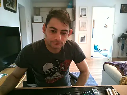 Snapshot of mihaimichael chatting on 06-16-26, 01:11 mihaimichael online show from 06-16-26, 01:11