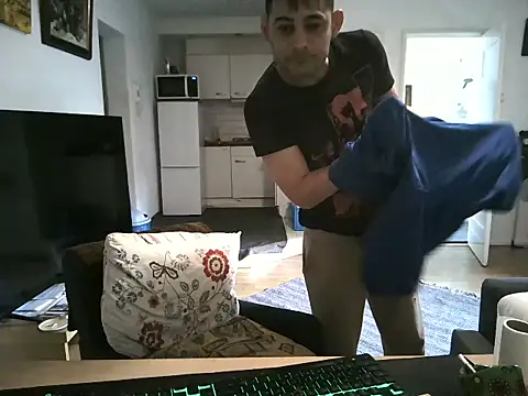 Snapshot of mihaimichael chatting on 05-12-26, 12:11 mihaimichael online show from 05-12-26, 12:11
