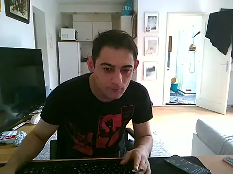 Snapshot of mihaimichael chatting on 06-12-26, 11:41 mihaimichael online show from 06-12-26, 11:41