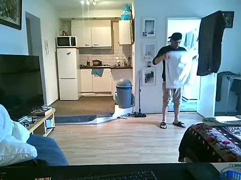 Snapshot of mihaimichael chatting on 05-20-26, 02:14 mihaimichael online show from 05-20-26, 02:14