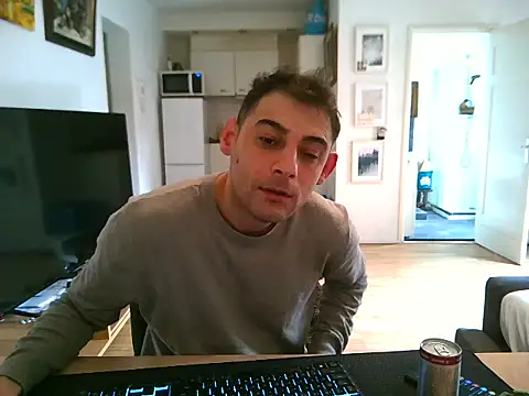 Snapshot of mihaimichael chatting on 05-11-26, 11:44 mihaimichael online show from 05-11-26, 11:44