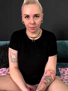 Snapshot of nora_the_strange chatting on 06-18-26, 10:42 nora the strange online show from 06-18-26, 10:42