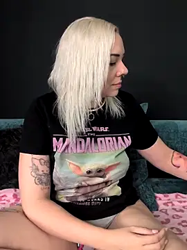 Snapshot of nora_the_strange chatting on 06-17-26, 11:20 nora the strange online show from 06-17-26, 11:20