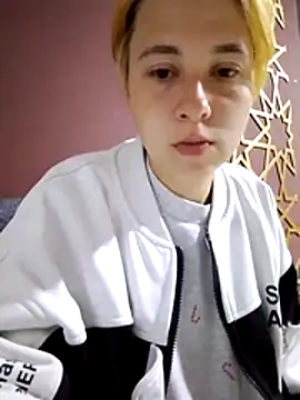 Gussie Bridie online show from 04-16-26, 04:35