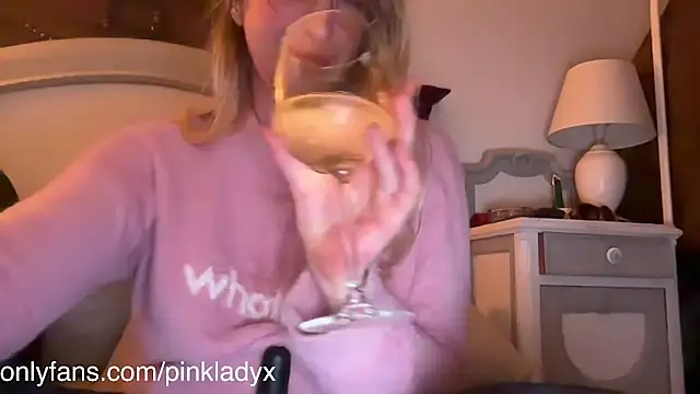Snapshot of Pinkyladyxxx chatting on 01-22-25, 02:04 Pinkyladyxxx online show from 01-22-25, 02:04