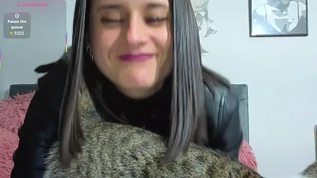 Snapshot of Alice_milf_ chatting on 10-01-25, 03:16 Alice milf online show from 10-01-25, 03:16