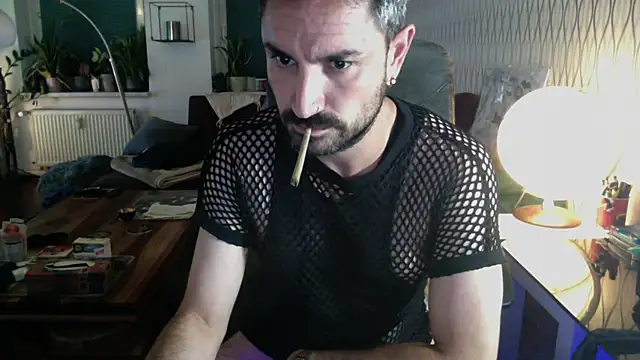 Snapshot of tomz0819 chatting on 07-09-26, 01:06 tomz0819 online show from 07-09-26, 01:06