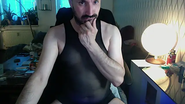 Snapshot of tomz0819 chatting on 06-19-26, 04:18 tomz0819 online show from 06-19-26, 04:18