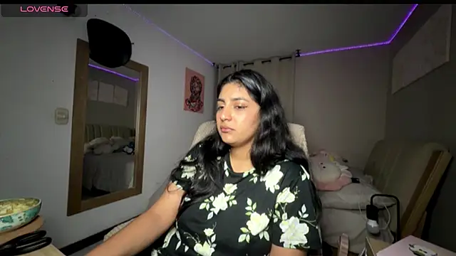 cloe small online show from 10-06-25, 03:40