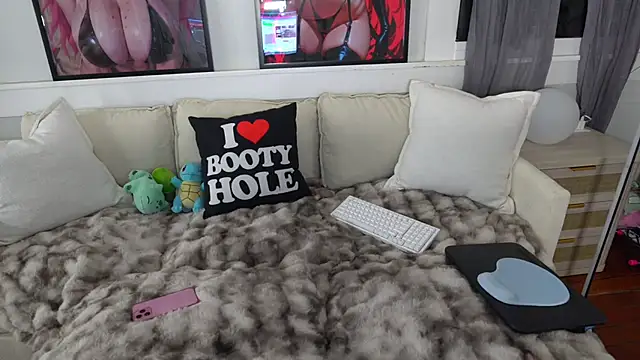 Snapshot of emmagray001 chatting on 07-26-26, 10:22 emmagray001 online show from 07-26-26, 10:22