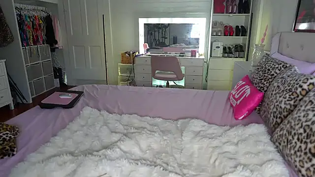 Snapshot of emmagray001 chatting on 05-29-26, 11:05 emmagray001 online show from 05-29-26, 11:05