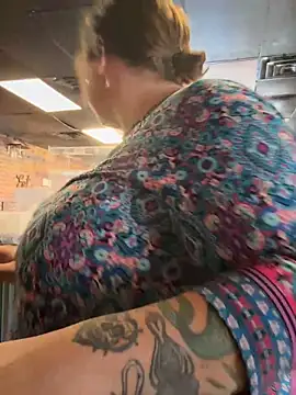 lairarose online show from 10-22-25, 03:11