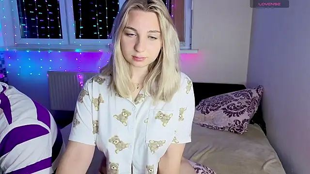 Snapshot of llolilove chatting on 10-26-25, 04:40 llolilove online show from 10-26-25, 04:40