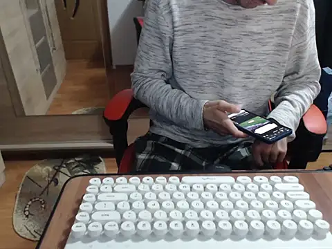 uncutguy01 online show from 10-05-25, 04:47