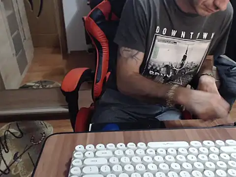 uncutguy01 online show from 09-18-25, 04:26