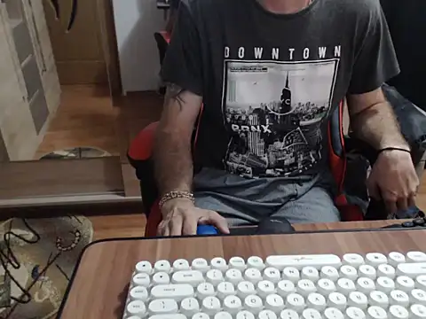 uncutguy01 online show from 09-19-25, 04:16