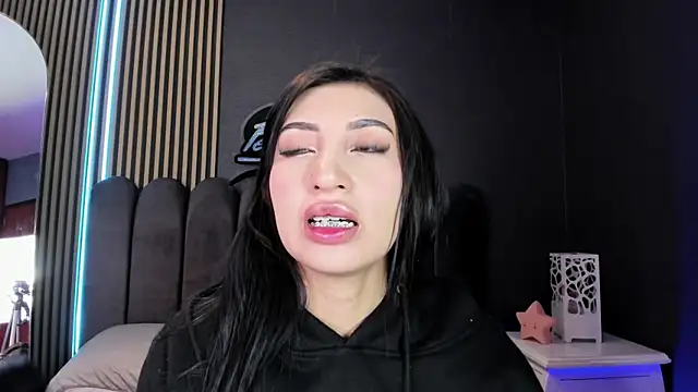 Nicolette ks  online show from 06-17-26, 05:40