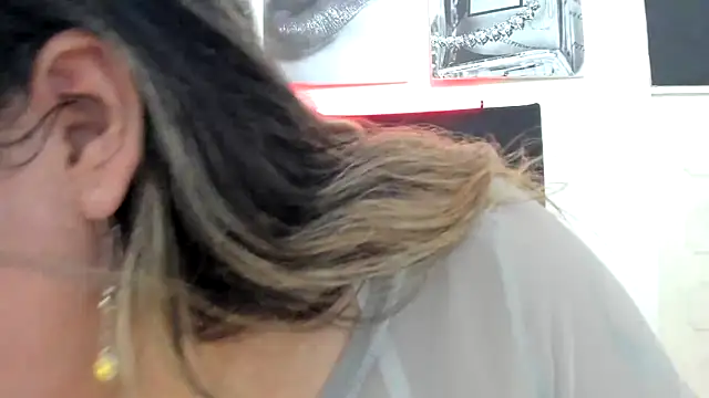 Snapshot of LinaBrowm chatting on 02-11-26, 05:02 LinaBrowm online show from 02-11-26, 05:02