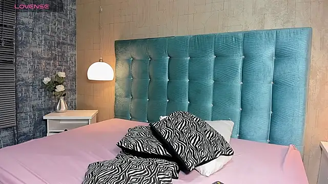 Paola  23 online show from 11-28-25, 08:20