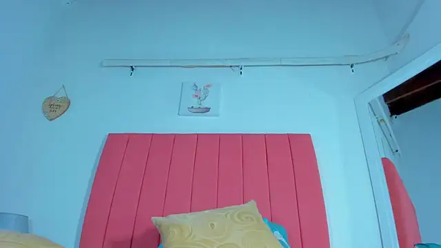 Snapshot of valen_rose0 chatting on 03-05-25, 03:18 valen rose0 online show from 03-05-25, 03:18