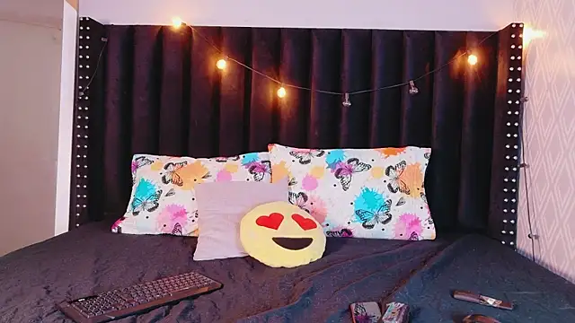 littleebluee online show from 11-28-25, 03:07