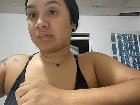Snapshot of Pretty_Isadora chatting on 02-18-25, 01:32 Pretty Isadora online show from 02-18-25, 01:32
