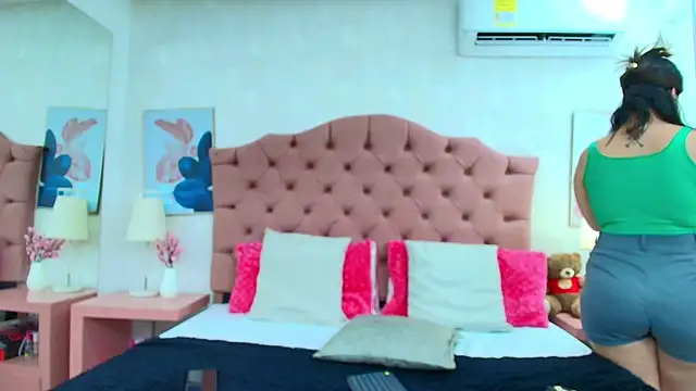 Snapshot of ThyaraJhons chatting on 02-28-26, 11:54 ThyaraJhons online show from 02-28-26, 11:54