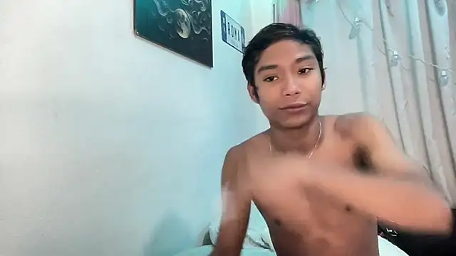Snapshot of alejo_cute chatting on 06-17-26, 01:21 alejo cute online show from 06-17-26, 01:21