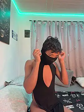 Snapshot of alejo_cute chatting on 05-26-26, 01:20 alejo cute online show from 05-26-26, 01:20