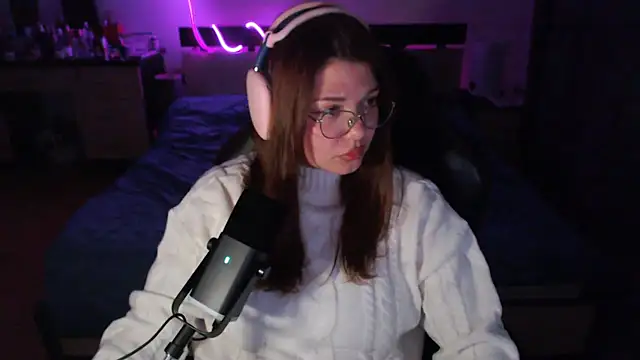 Snapshot of helengilmor chatting on 11-17-25, 05:39 helengilmor online show from 11-17-25, 05:39