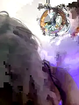 Snapshot of OniricFemme chatting on 12-16-25, 01:32 OniricFemme online show from 12-16-25, 01:32