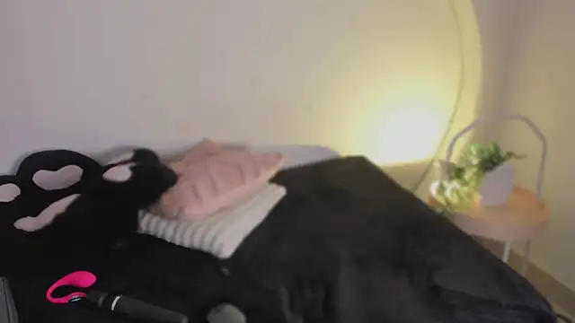katiepeach  online show from 06-10-26, 12:06