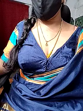 Snapshot of Rani_Darling_99 chatting on 06-20-26, 04:56 Rani Darling 99 online show from 06-20-26, 04:56