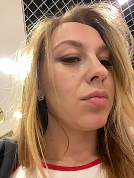 Snapshot of Sweet___Emily chatting on 10-14-25, 01:45 Sweet   Emily online show from 10-14-25, 01:45