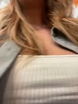 Snapshot of Sweet___Emily chatting on 01-19-25, 05:18 Sweet   Emily online show from 01-19-25, 05:18