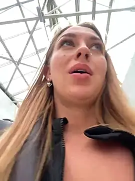 Snapshot of Sweet___Emily chatting on 03-10-25, 01:32 Sweet   Emily online show from 03-10-25, 01:32