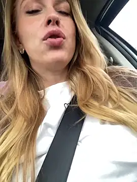 Snapshot of Sweet___Emily chatting on 10-10-25, 01:12 Sweet   Emily online show from 10-10-25, 01:12