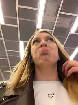 Snapshot of Sweet___Emily chatting on 10-17-25, 01:13 Sweet   Emily online show from 10-17-25, 01:13