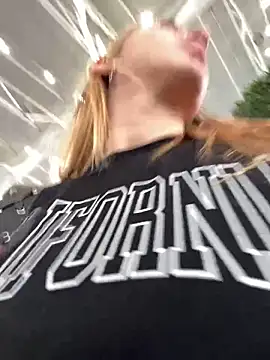 Snapshot of Sweet___Emily chatting on 09-09-25, 02:04 Sweet   Emily online show from 09-09-25, 02:04