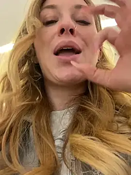 Snapshot of Sweet___Emily chatting on 09-18-25, 01:47 Sweet   Emily online show from 09-18-25, 01:47